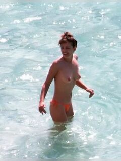 4. Elizabeth Hurley nude on the beach (boobs, pussy)