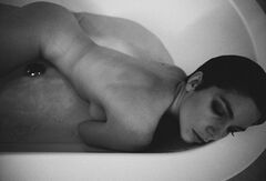 2. Hilda Carmen nude in erotic photos