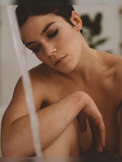 4. Hilda Carmen nude in erotic photos