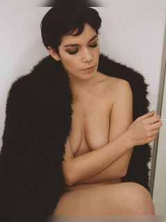 6. Hilda Carmen nude in erotic photos