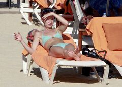 17. Juliette Lewis's flashings + photos in a bikini