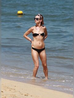 9. Juliette Lewis's flashings + photos in a bikini