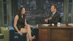 4. Lauren Graham showed sexy legs during the show