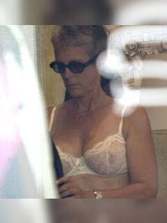 Jamie Lee Curtis' flashings catched by paparazzi