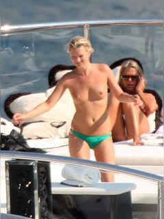 15. Kate Moss's nude flashings + photos topless in a bikini