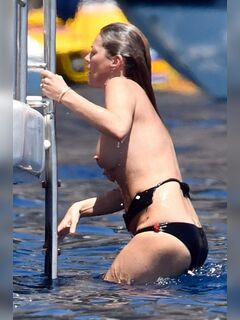33. Kate Moss's nude flashings + photos topless in a bikini