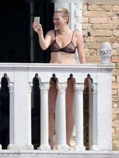 5. Kate Moss's nude flashings + photos topless in a bikini