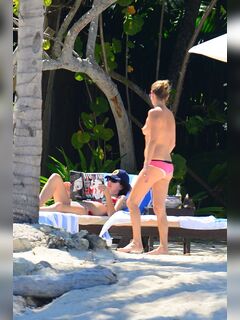 9. Kate Moss's nude flashings + photos topless in a bikini