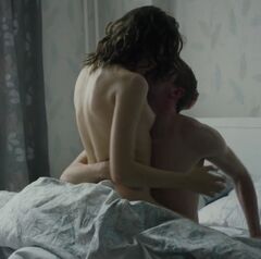 3. Julija Hlynina's boobs in a bed scene in Zvonite DiKaprio! movie